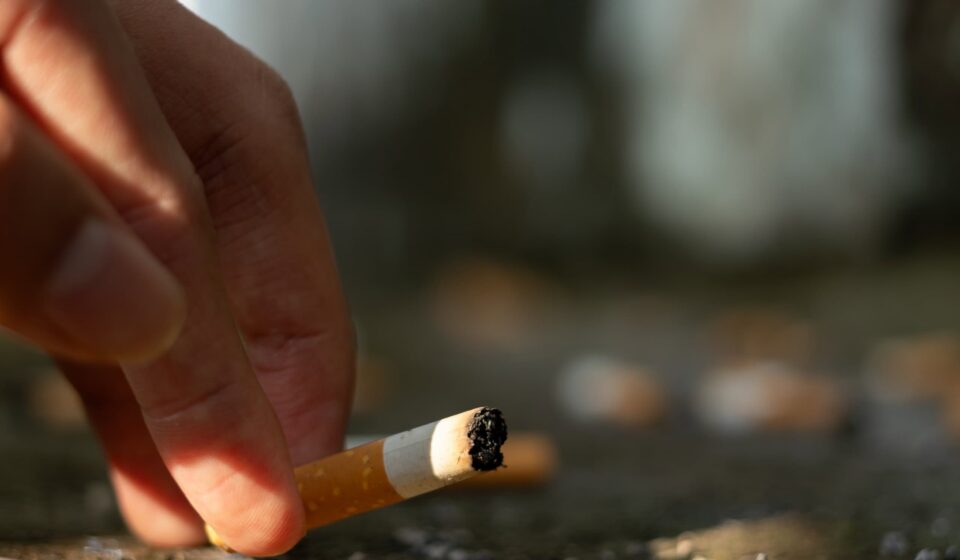 Bitucas de cigarro são “eternas”? Estudo de 10 anos mostra que elas nunca somem totalmente