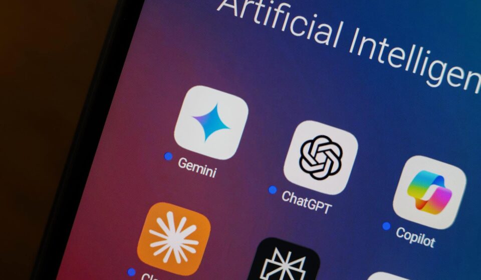 Chatbots tendem a concordar com usuários mesmo quando estão errados, revela estudo