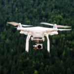 Drone com IA ajuda a localizar pessoas perdidas em áreas de difícil acesso