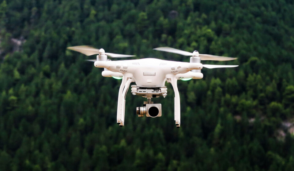 Drone com IA ajuda a localizar pessoas perdidas em áreas de difícil acesso