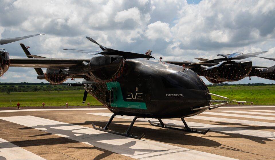 Embraer testa carro voador durante apresentação de caça