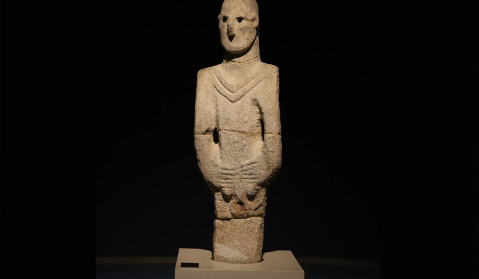 Escultura pré-histórica de homem segurando pênis ereto é investigada na Turquia