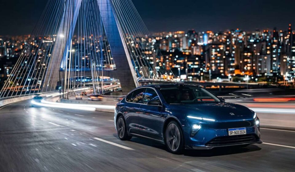 Esse novo carro elétrico está pressionando gigantes da indústria automotiva