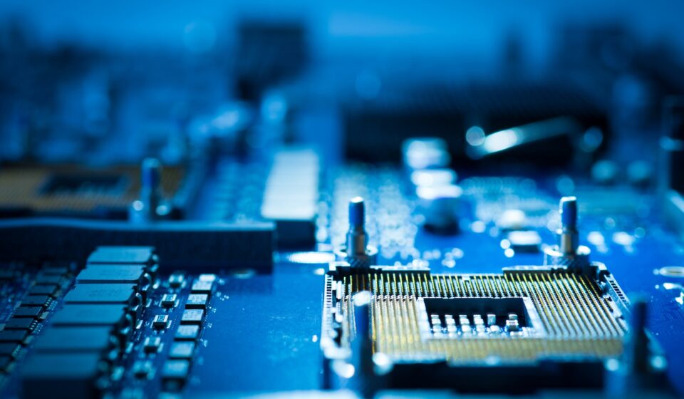 Guerra no Irã gera falta de hélio e deixa semicondutores em risco