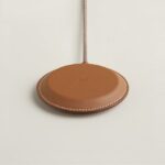 Hermès Lança Carregador de R$26.000 Para iPhone e Apple Watch… Sem o Adaptador de Tomada!