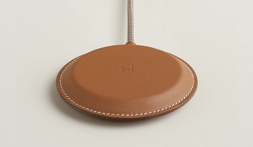 Hermès Lança Carregador de R$26.000 Para iPhone e Apple Watch… Sem o Adaptador de Tomada!