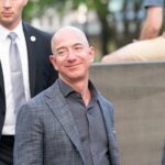 Jeff Bezos negocia fundo de R$ 522,2 bilhões para transformar manufatura com IA, diz jornal