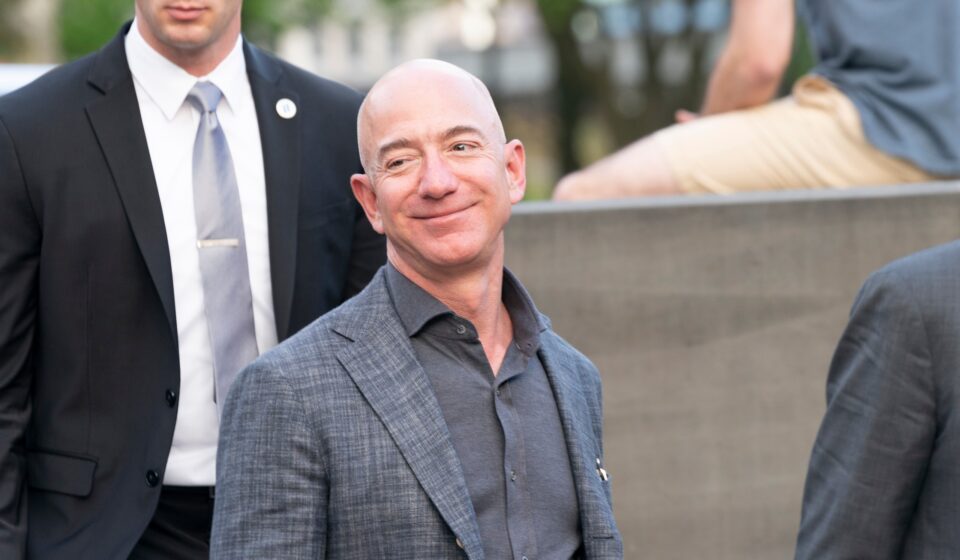 Jeff Bezos negocia fundo de R$ 522,2 bilhões para transformar manufatura com IA, diz jornal