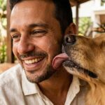 O que o cachorro realmente quer dizer quando lambe o rosto do dono