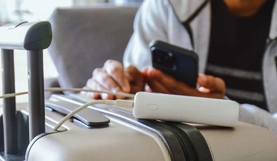 ONU restringe power banks e proíbe recarga a bordo em aviões
