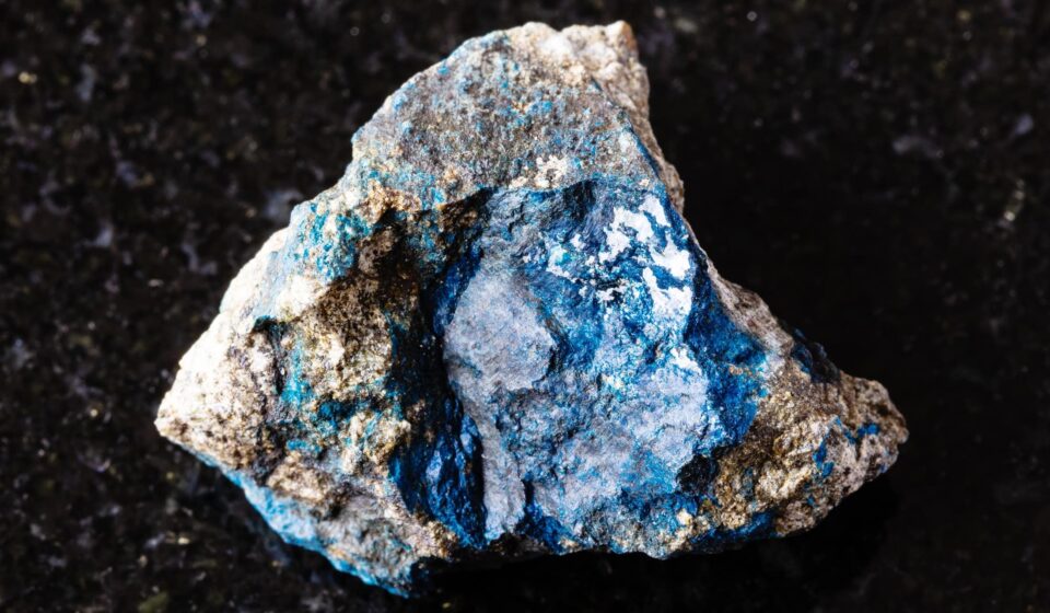 Pedra rara que “muda de cor” volta ao museu de Londres após 30 anos