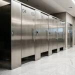 Por que as portas de banheiro público quase nunca encostam no chão?