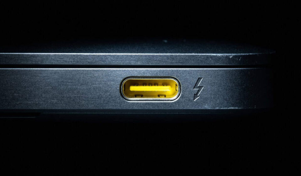 Qual é a verdadeira função da porta USB amarela e qual é a sua principal desvantagem?
