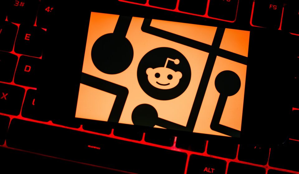 Reddit declara guerra aos bots com novas exigências de verificação humana