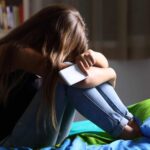 Redes sociais tornam jovens infelizes, aponta relatório global