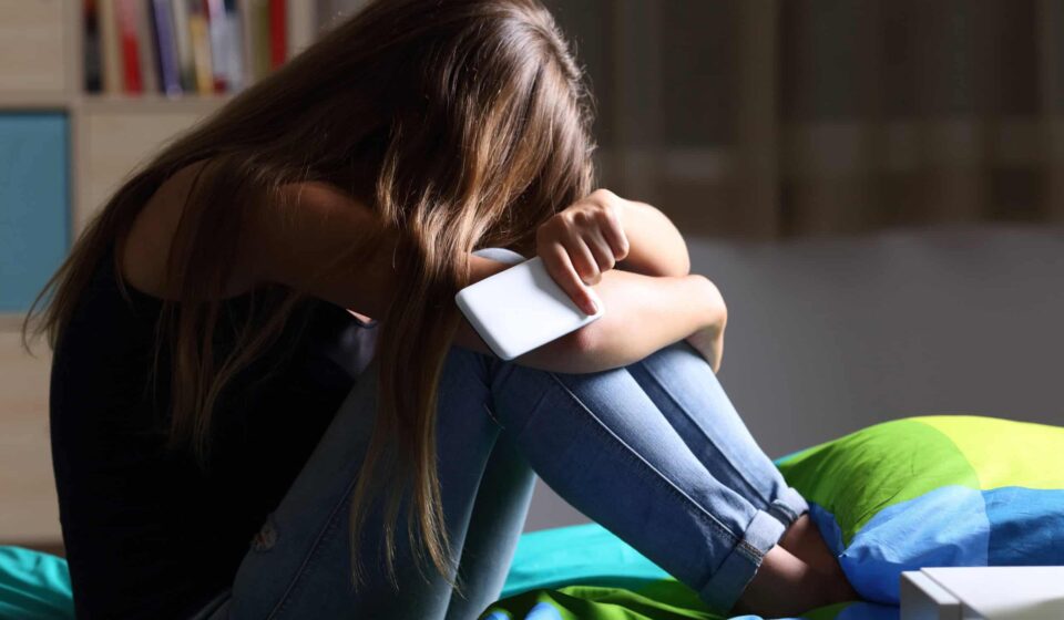 Redes sociais tornam jovens infelizes, aponta relatório global
