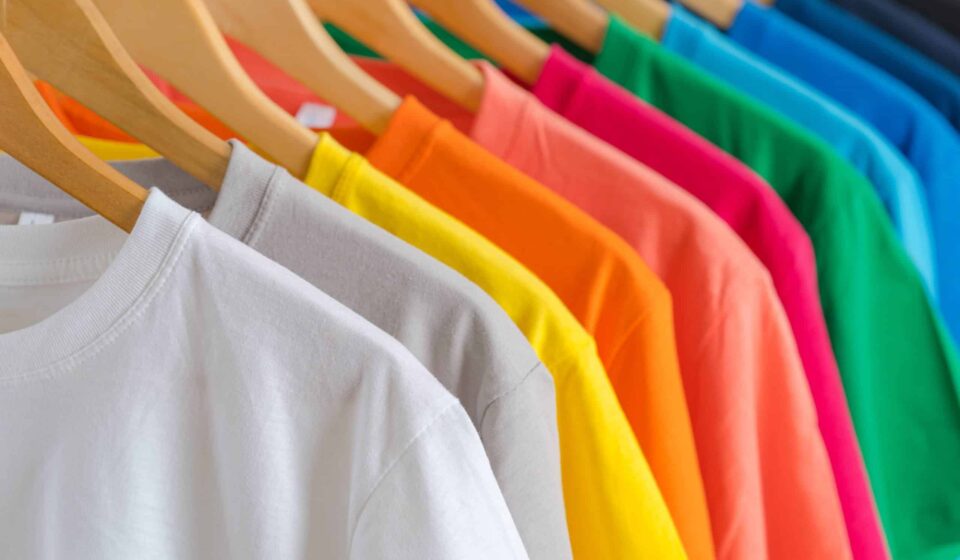 Spray inovador faz a sujeira “escorregar” da roupa apenas com água