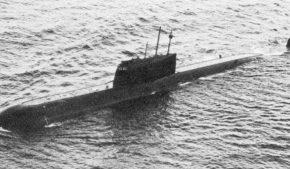 Submarino soviético afundado vaza material radioativo no oceano, alerta estudo