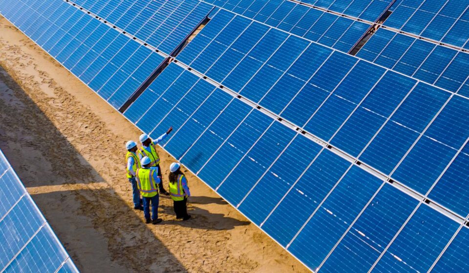 Tesla Negocia Compra Bilionária de Equipamentos Solares com Empresas Chinesas