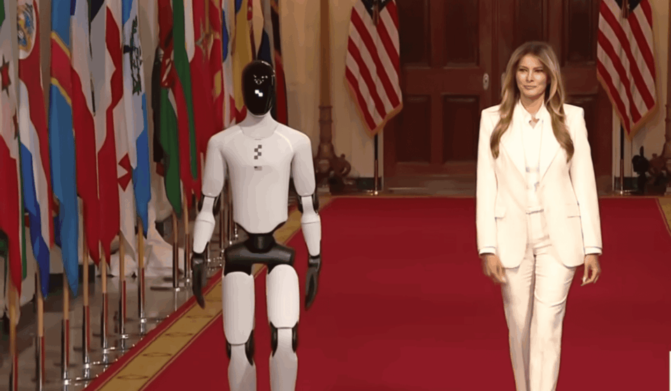 VÍDEO: Melania Trump desfila com robô humanoide na Casa Branca