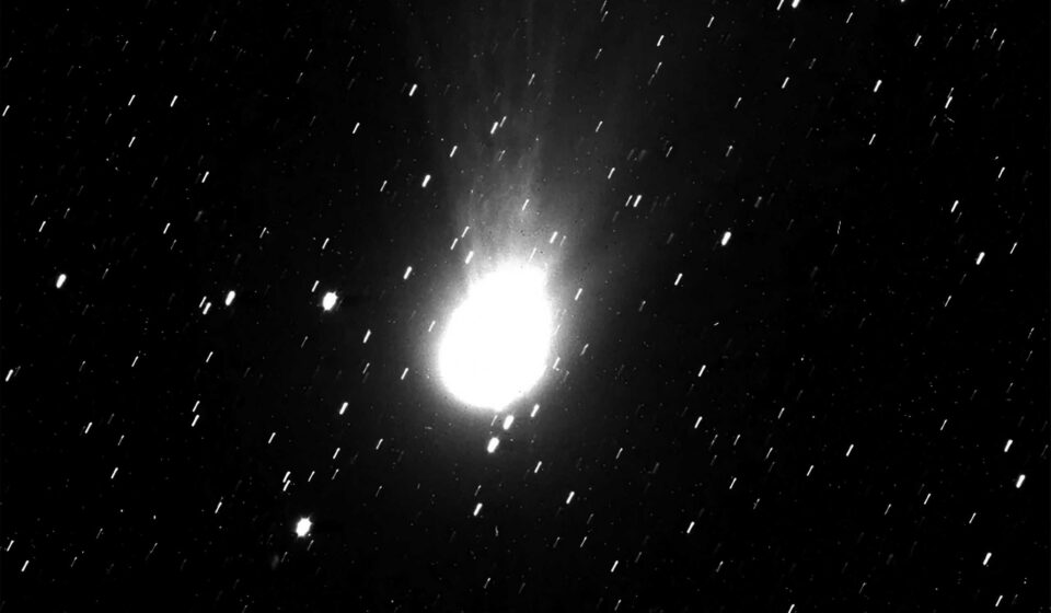 Vídeo inédito mostra cometa interestelar 3I/ATLAS brilhando no espaço profundo