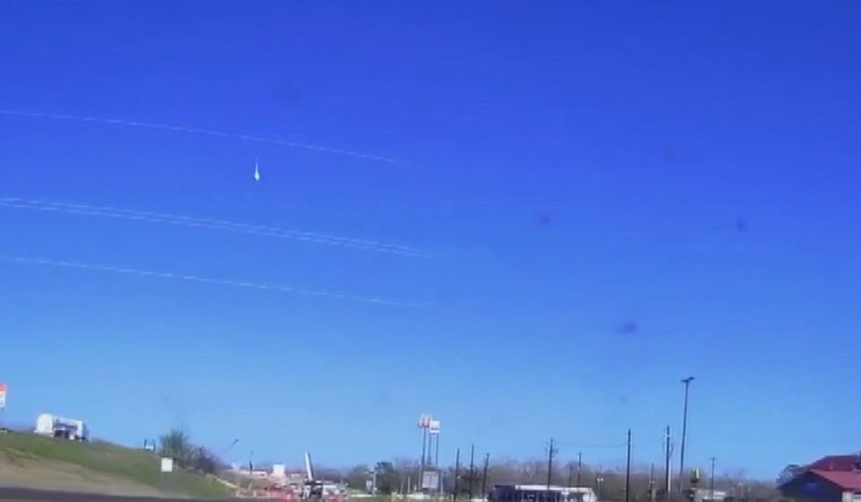‘Rocha espacial’ pode ter atingido casa nos EUA após clarão no céu
