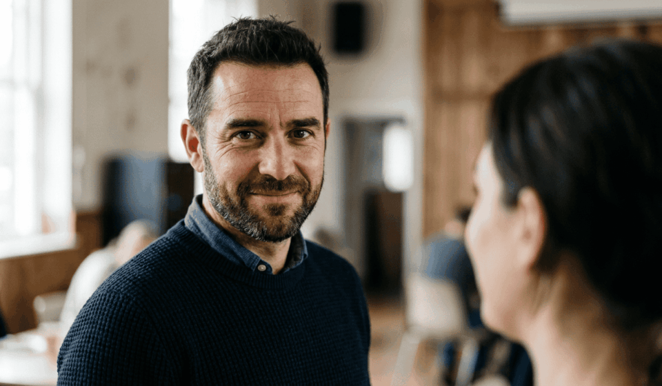A psicologia revela o que significa olhar nos olhos ao falar com alguém
