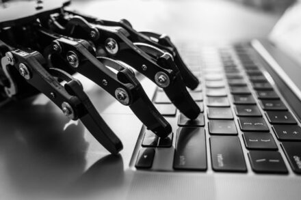 Agente de IA apagou o banco de dados inteiro de uma empresa – e pediu desculpas