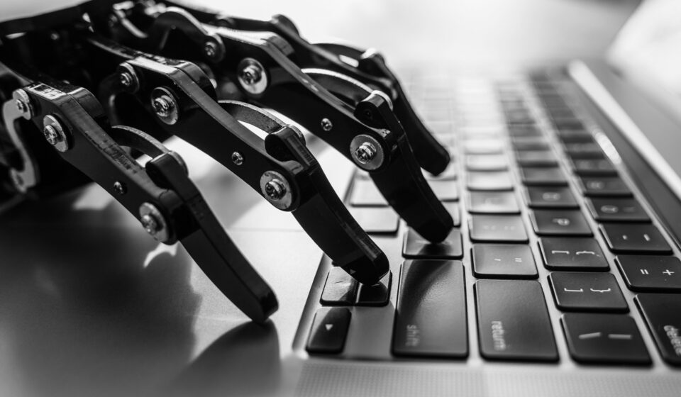 Agente de IA apagou o banco de dados inteiro de uma empresa – e pediu desculpas