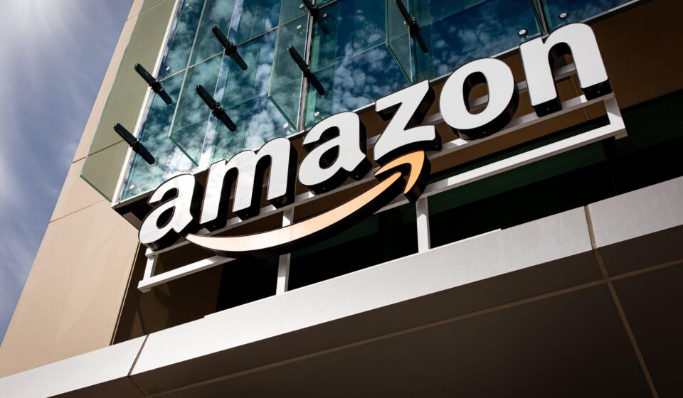 Amazon lança IA capaz de reduzir meses de pesquisa de remédios para semanas