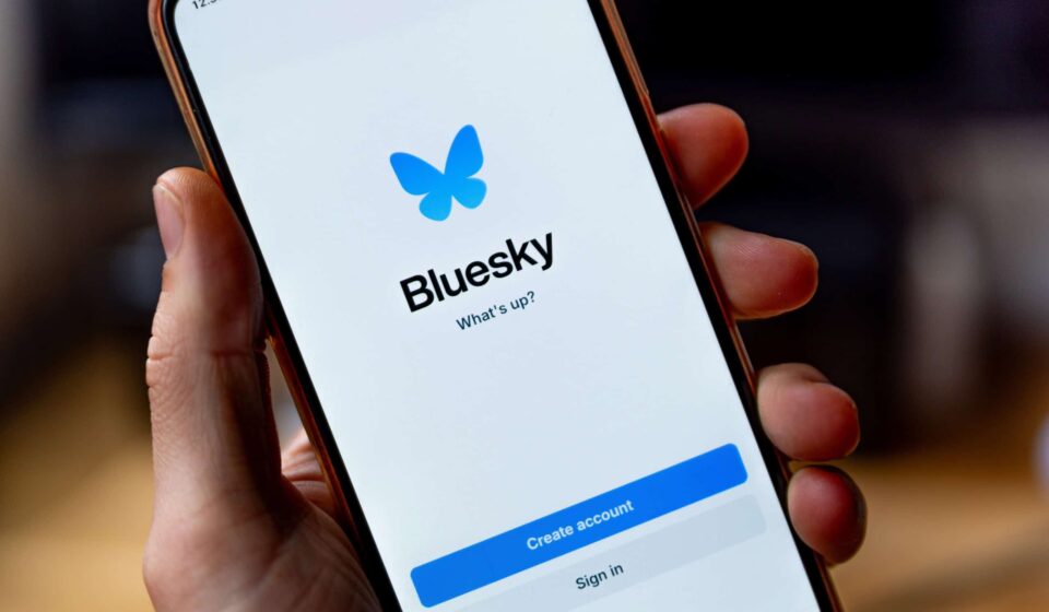 Bluesky fora do ar? Rede social sofre instabilidade após ataque DDoS
