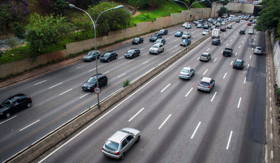 Fim da indústria da multa? Projeto que proíbe radar escondido avança na Câmara