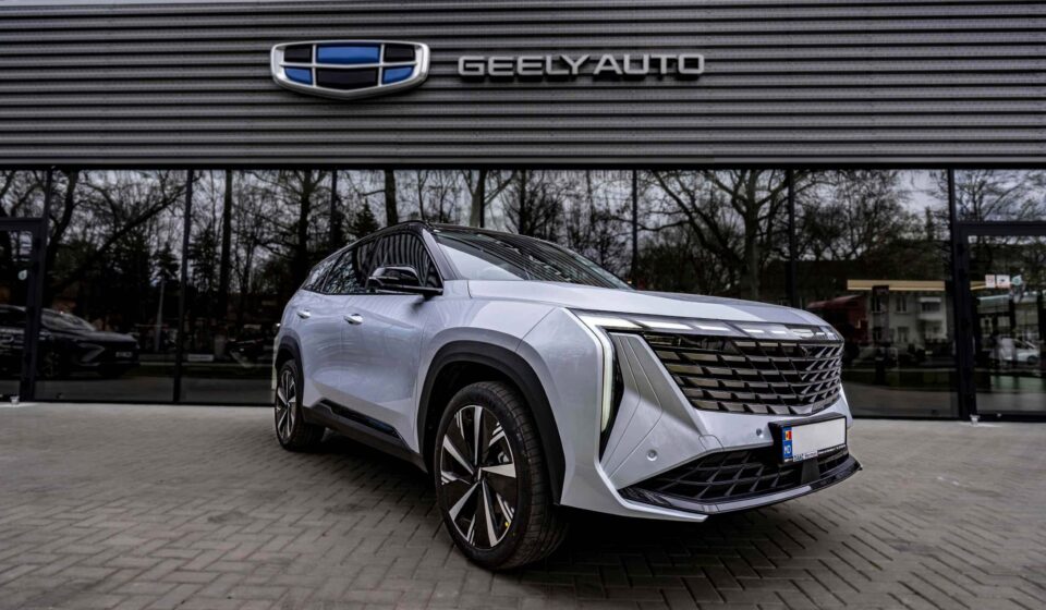 Geely bate recorde: sistema com IA faz 45 km/l e desafia híbridos da Toyota