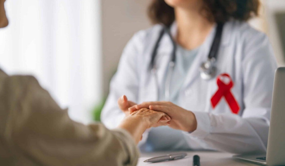 Inédito! Homem é curado do HIV após receber transplante do próprio irmão