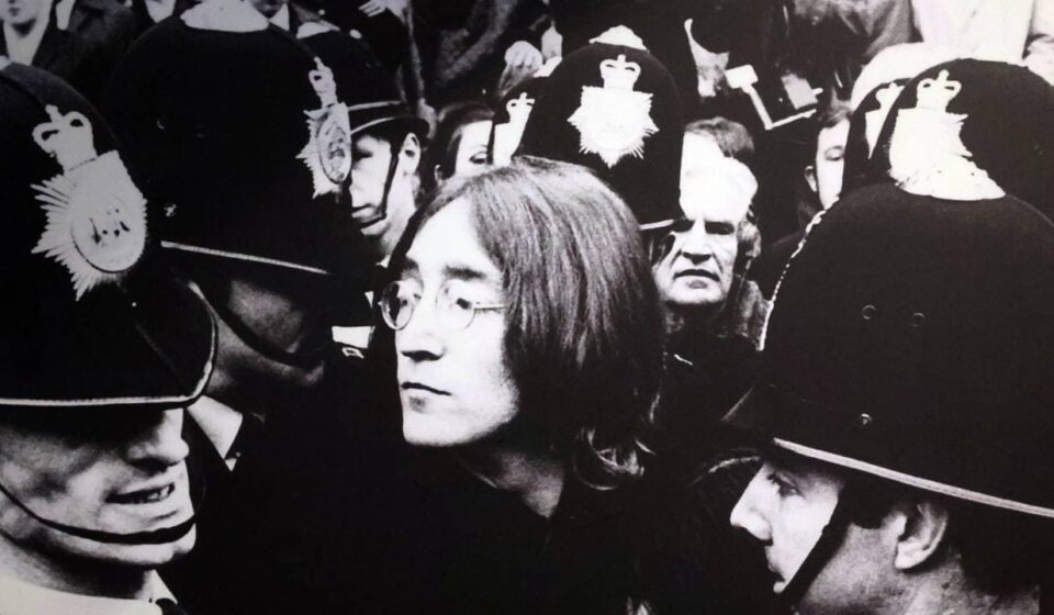 John Lennon, cantor: “A vida é o que acontece enquanto você está ocupado fazendo outros planos.”