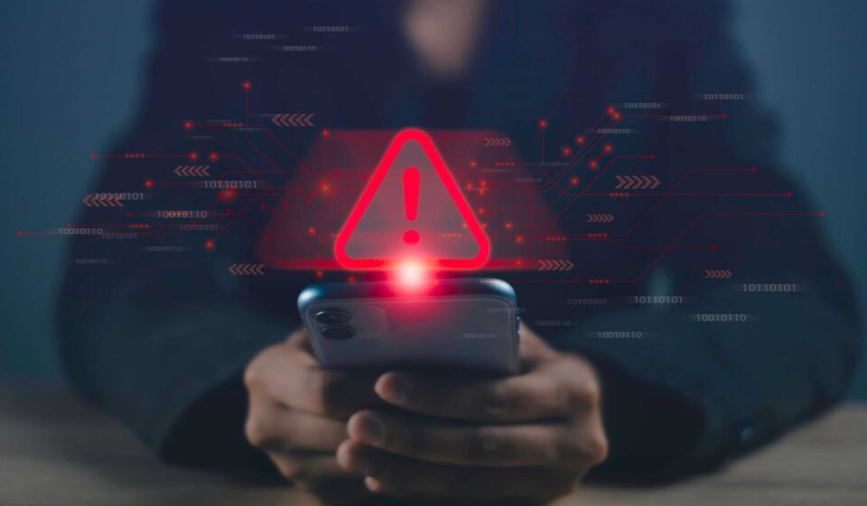 Mais de 100 países têm spywares para invadir celulares, alerta Reino Unido