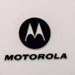 Motorola lança nova versão de smartphones dobráveis