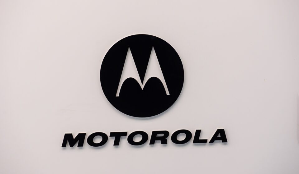 Motorola lança nova versão de smartphones dobráveis