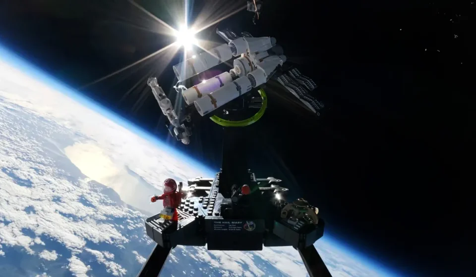 Nave espacial de LEGO é lançada para o espaço e entra para o Livro dos Recordes