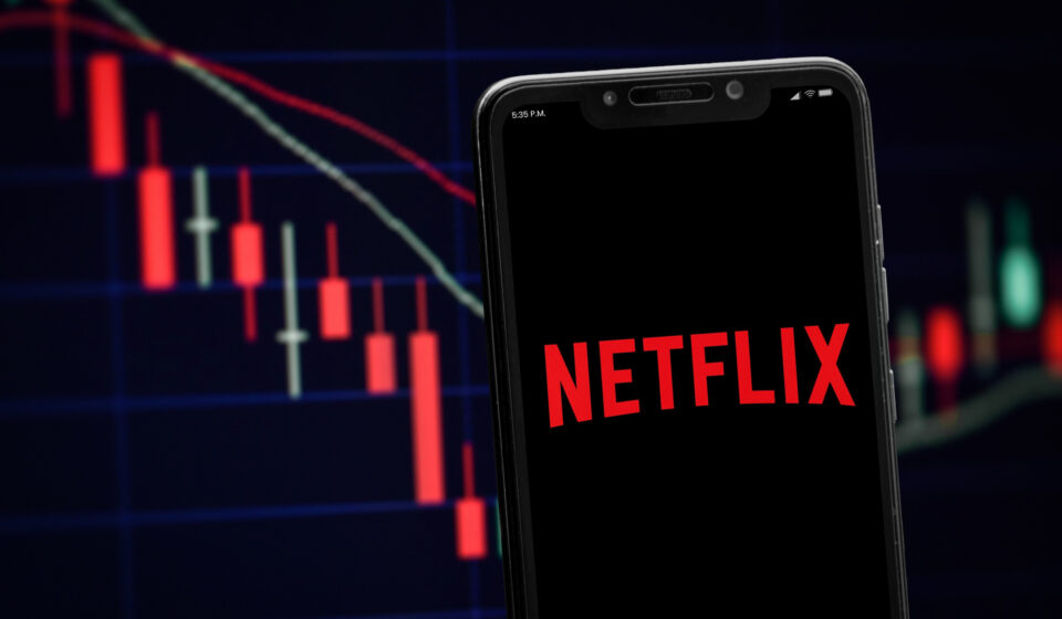 Netflix divulga receita acima do esperado, mas enfrenta queda de ações e saída do presidente