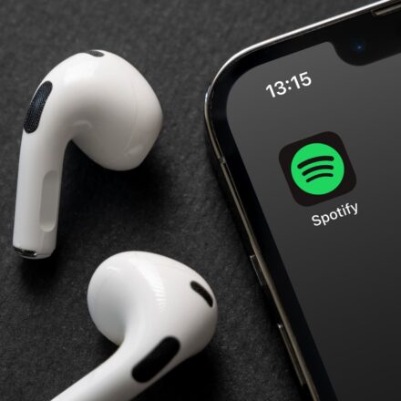 Taylor Swift, Bad Bunny e mais: confira quais artistas, álbuns e músicas foram os mais tocados no Spotify