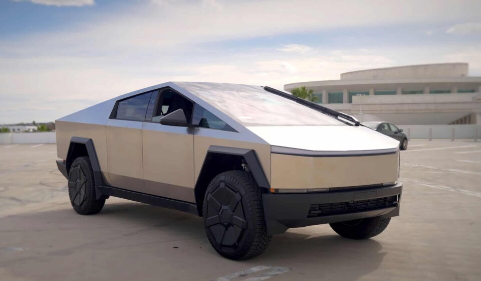 Tesla Cybertruck roda 160 mil km em um ano e conta de reparo fora da garantia assusta
