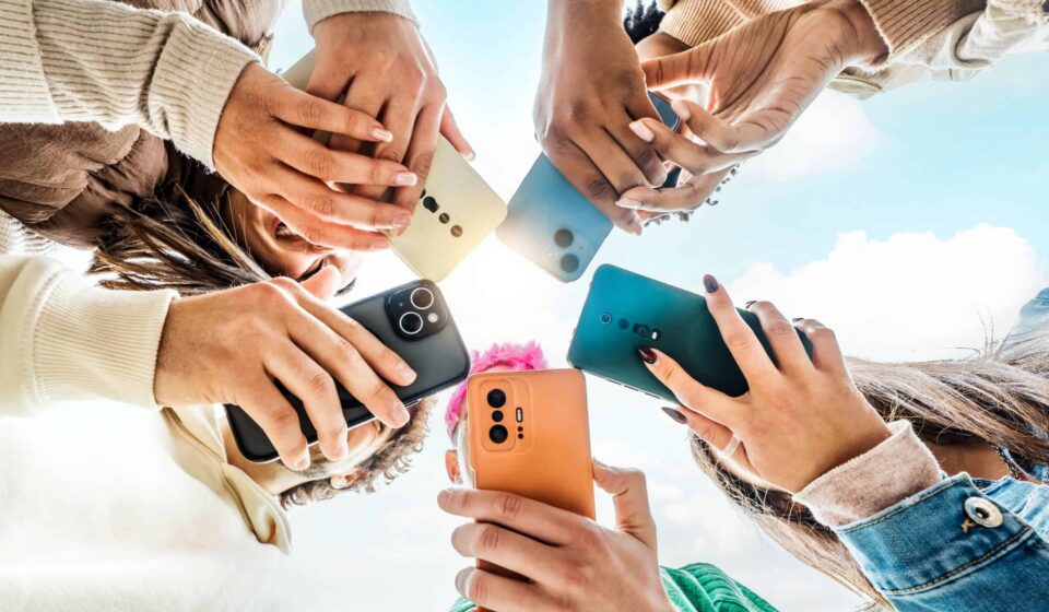 União Europeia cria app de verificação para barrar jovens de redes sociais