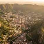 A cidade brasileira construída sobre a boca de um vulcão