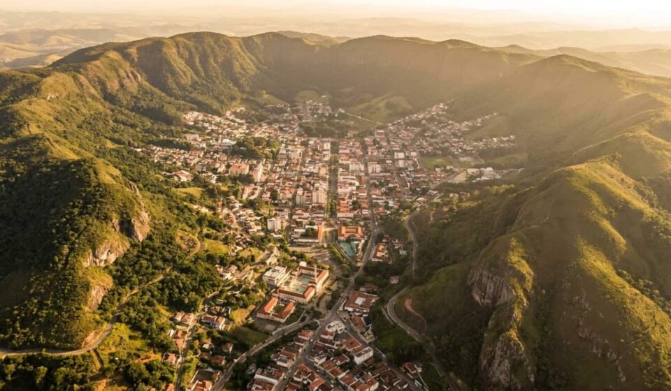 A cidade brasileira construída sobre a boca de um vulcão