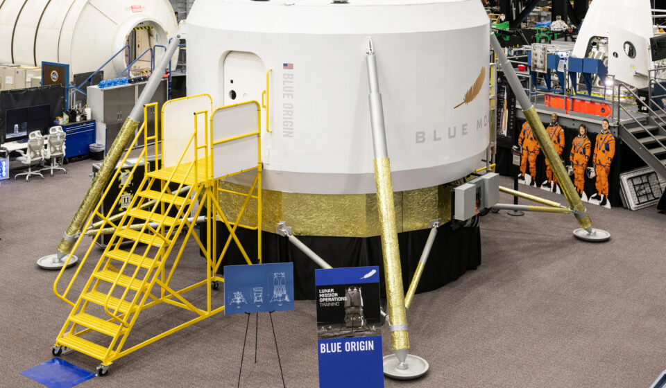 Blue Origin instala simulador de módulo lunar na NASA para treinamento de astronautas
