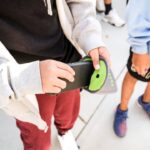 Bolsas que bloqueiam acesso ao smartphone também são usadas em escolas