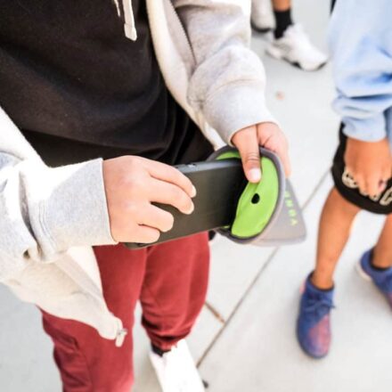 Bolsas que bloqueiam acesso ao smartphone também são usadas em escolas