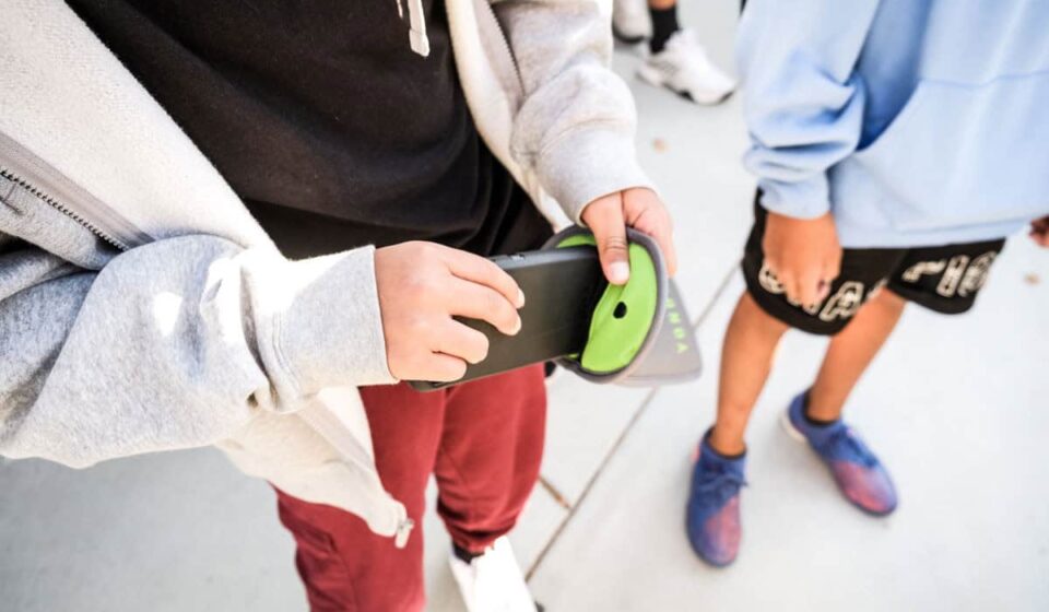 Bolsas que bloqueiam acesso ao smartphone também são usadas em escolas
