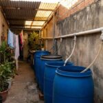 Caixa d’água feita com bombonas recicladas vira saída barata para armazenar água sem ocupar muito espaço